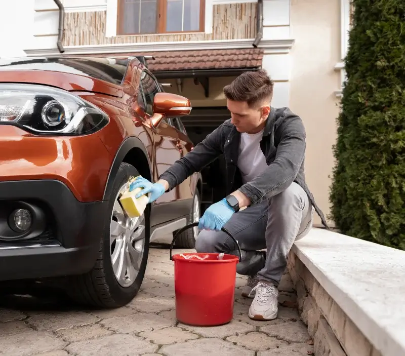 Lavage auto à domicile Villeneuve-sur-Aisne : professionnel intervenant sur un véhicule